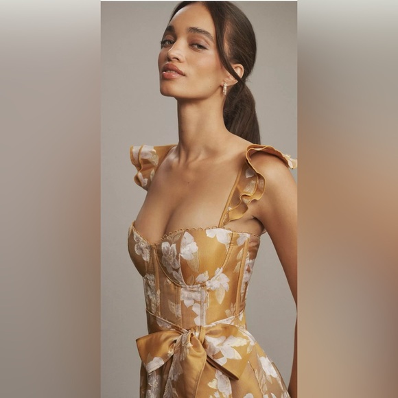 The Vera Dress in Gold Baroque
Floral - Picture 4 of 6